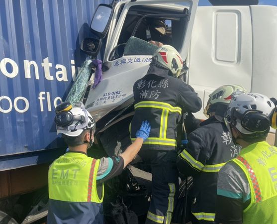 ▲西濱南下197K大貨車追撞聯結車駕駛受困，消防搶救。（圖／民眾提供）