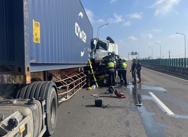 ▲西濱南下197K大貨車追撞聯結車駕駛受困，消防搶救。（圖／民眾提供）