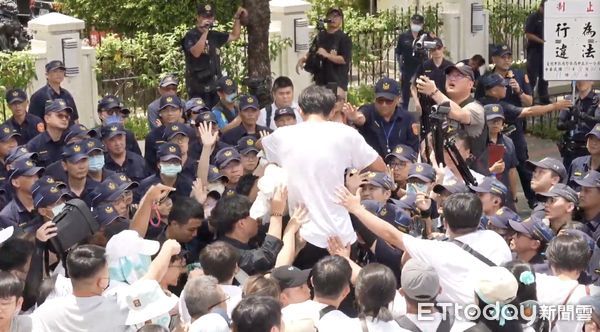 ▲▼民眾黨主席黃國昌率領黨工與近千名小草，至總統官邸周遭抗議，並與警方發生衝突。（圖／翻攝自YouTube／民眾黨）