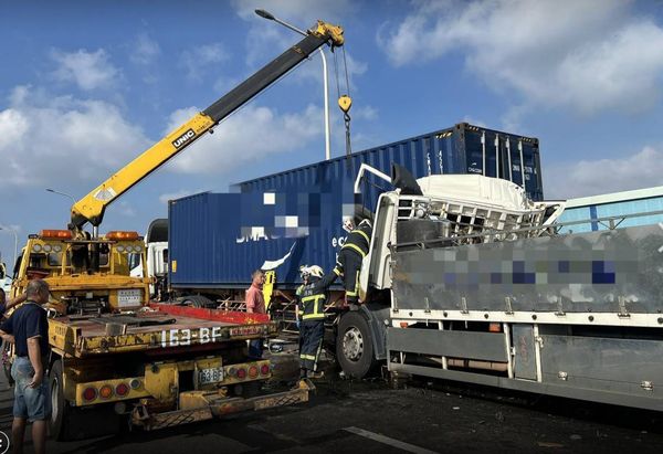 ▲西濱南下197K大貨車追撞聯結車駕駛受困，消防搶救。（圖／民眾提供）