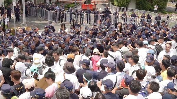 ▲▼民眾黨主席黃國昌率領黨工與近千名小草，至總統官邸周遭抗議，並與警方發生衝突。（圖／翻攝自YouTube／民眾黨）