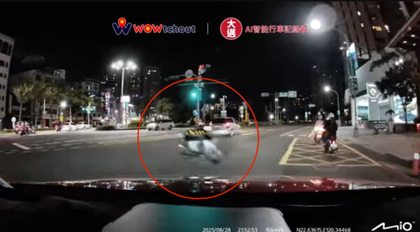 ▲▼三民二車禍             。（圖／翻攝自YouTube「WoWtchout-地圖型行車影像分享平台」）