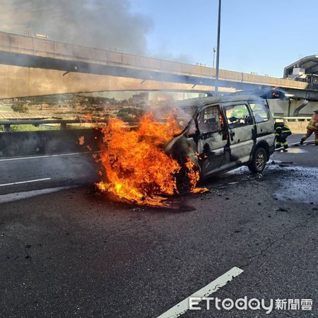 ▲台1線高架上小貨車突然起火，警消救援撲滅火勢最後只剩骨架。（圖／記者陸運陞翻攝）