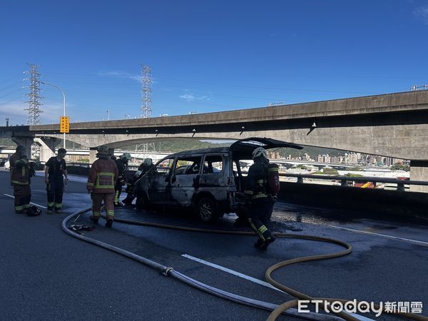 ▲台1線高架上小貨車突然起火，警消救援撲滅火勢最後只剩骨架。（圖／記者陸運陞翻攝）