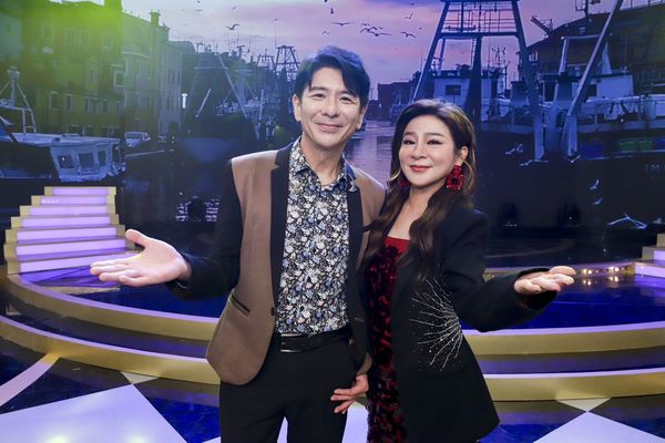 ▲王彩樺(右)突向荒山亮下跪。（圖／民視提供）