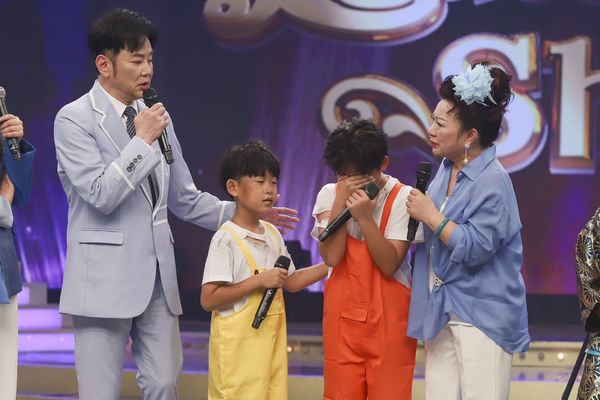 ▲王彩樺(右)突向荒山亮下跪。（圖／民視提供）