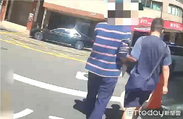 ▲劉男偷取鐵工廠財物，謊稱遭人追殺遭識破連忙逃出屋外。（圖／記者陸運陞翻攝）