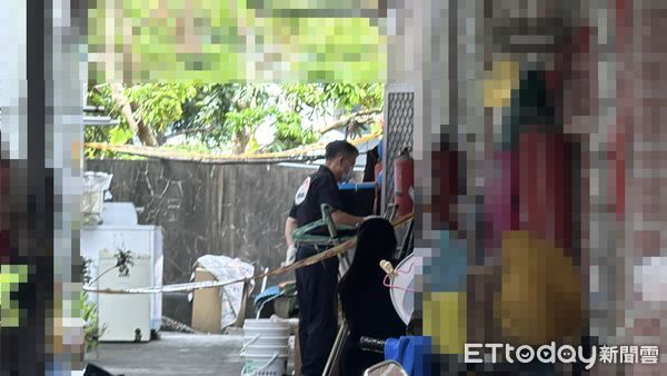 ▲▼高雄市大社區自由路一處住宅傳出疑似凶殺案，郭女陳屍住家，血液噴濺到牆面。警方到場拉起封鎖線進行採證。（圖／記者吳世龍攝）