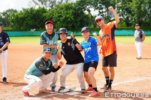 ▲台南媒體、議員、旅遊公會、高師大校友4隊齊聚嘉藥棒球場慢壘邀請賽，同場尬球技。（記者林東良翻攝，下同）