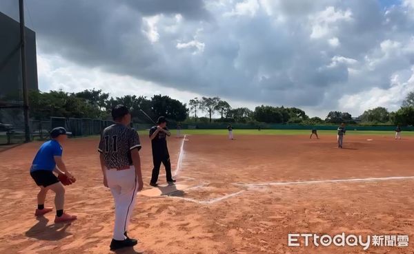 ▲台南媒體、議員、旅遊公會、高師大校友4隊齊聚嘉藥棒球場慢壘邀請賽，同場尬球技。（記者林東良翻攝，下同）