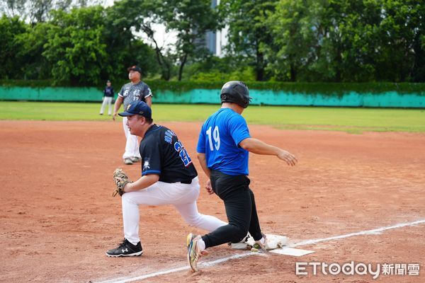 ▲台南媒體、議員、旅遊公會、高師大校友4隊齊聚嘉藥棒球場慢壘邀請賽，同場尬球技。（記者林東良翻攝，下同）