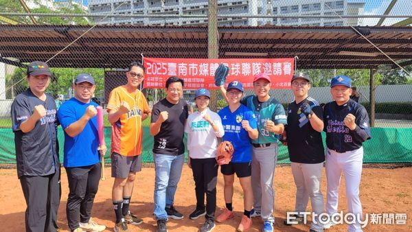 ▲台南媒體、議員、旅遊公會、高師大校友4隊齊聚嘉藥棒球場慢壘邀請賽，同場尬球技。（記者林東良翻攝，下同）