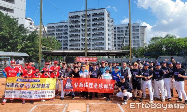 ▲台南媒體、議員、旅遊公會、高師大校友4隊齊聚嘉藥棒球場慢壘邀請賽，同場尬球技。（記者林東良翻攝，下同）