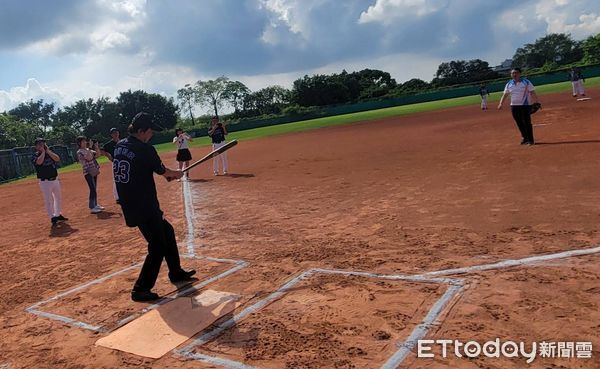 ▲台南媒體、議員、旅遊公會、高師大校友4隊齊聚嘉藥棒球場慢壘邀請賽，同場尬球技。（記者林東良翻攝，下同）