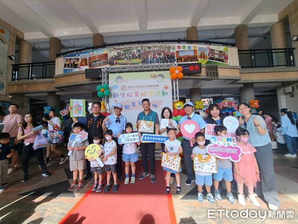 ▲台南市教育局代表市府致贈小一新生入學禮，祝福學童健康快樂迎接新學期。（記者林東良翻攝，下同）