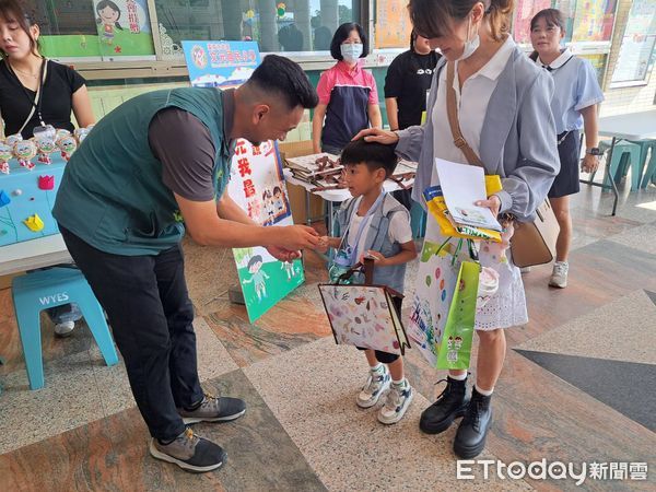 ▲台南市教育局代表市府致贈小一新生入學禮，祝福學童健康快樂迎接新學期。（記者林東良翻攝，下同）