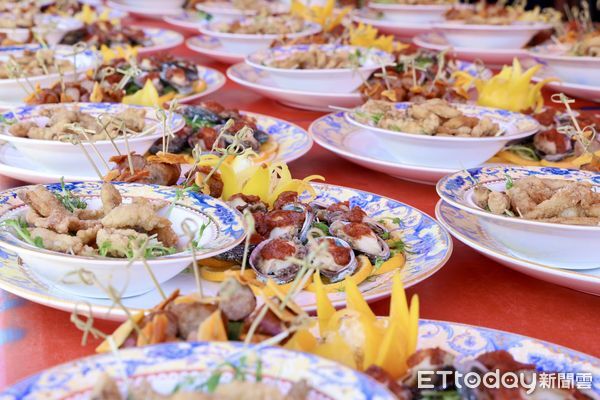 ▲2025台南總舖師四季辦桌夏季場於四草大眾廟熱鬧登場，千人齊聚共享台南味。（記者林東良翻攝，下同）