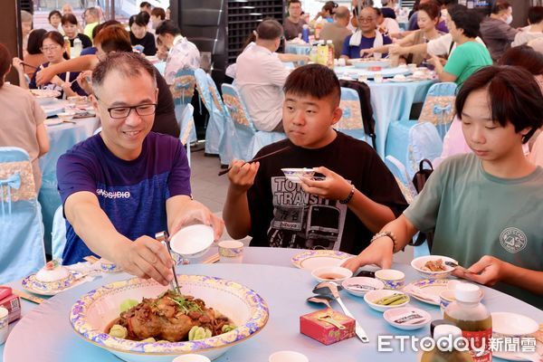 ▲2025台南總舖師四季辦桌夏季場於四草大眾廟熱鬧登場，千人齊聚共享台南味。（記者林東良翻攝，下同）