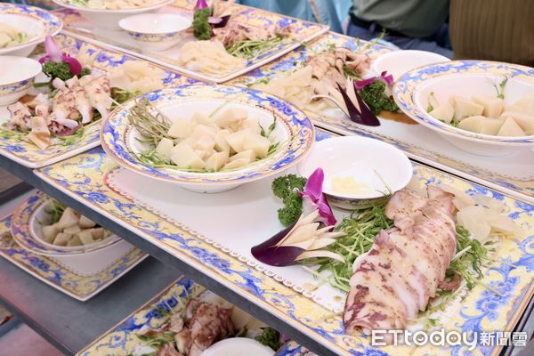 ▲2025台南總舖師四季辦桌夏季場於四草大眾廟熱鬧登場，千人齊聚共享台南味。（記者林東良翻攝，下同）