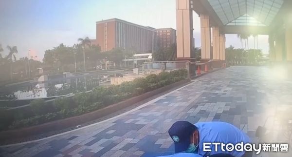 ▲▼男子清晨怒砸義大醫院。（圖／記者許宥孺翻攝）