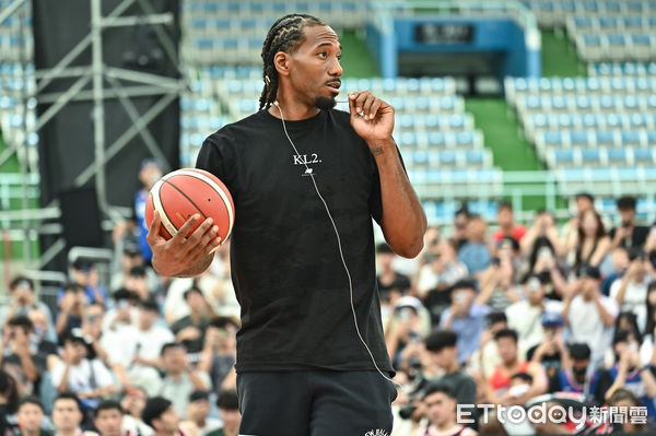 ▲▼雷納德（Kawhi Leonard）現身桃園巨蛋。（圖／記者李毓康攝）