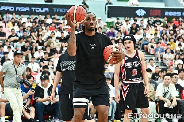 ▲▼雷納德（Kawhi Leonard）現身桃園巨蛋。（圖／記者李毓康攝）