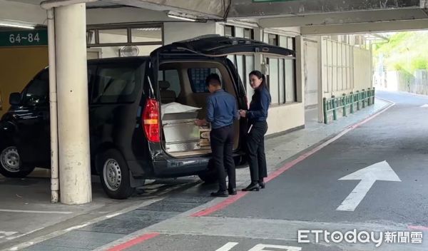 ▲郭女遺體被送至殯儀館相驗。（圖／記者陳宏瑞攝）