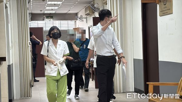 ▲郭姓死者的妹妹（綠衣）、妹夫（藍衣）趕抵殯儀館認屍。（圖／記者陳宏瑞攝）