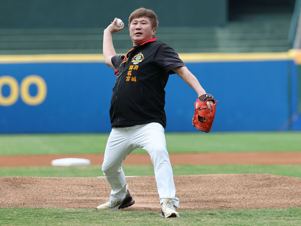 ▲▼《綜藝大集合》胡瓜開球。（圖／統一獅提供）