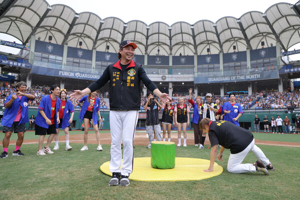 ▲▼《綜藝大集合》胡瓜開球。（圖／統一獅提供）