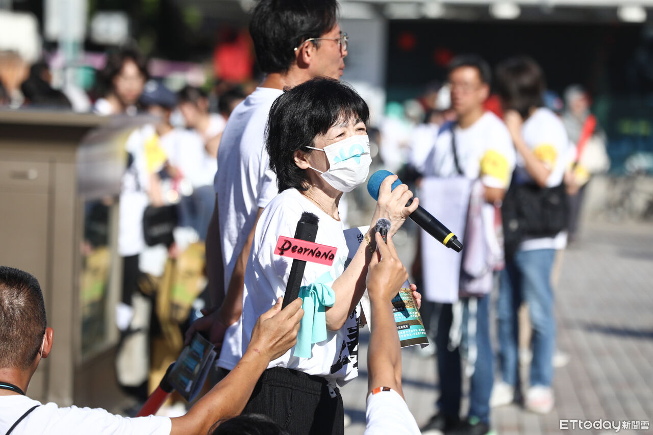 小草走讀與警方對峙！陳佩琪一度身體不適　黃國昌忙喊「叫救護車！」