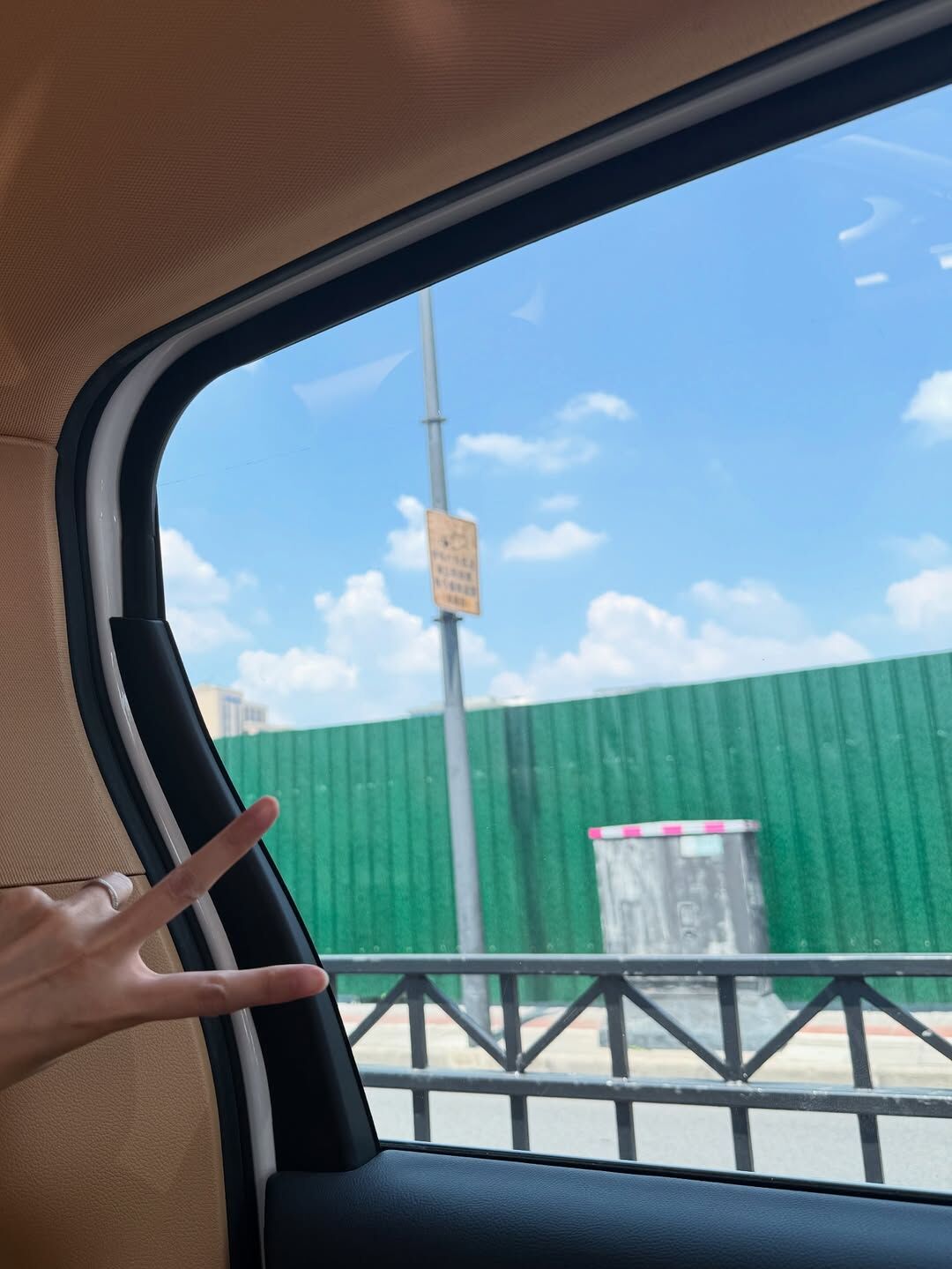 ▲▼愷樂自拍被抓包「車窗歪掉」親曝真相。（圖／翻攝自Instagram／butterfly092288）