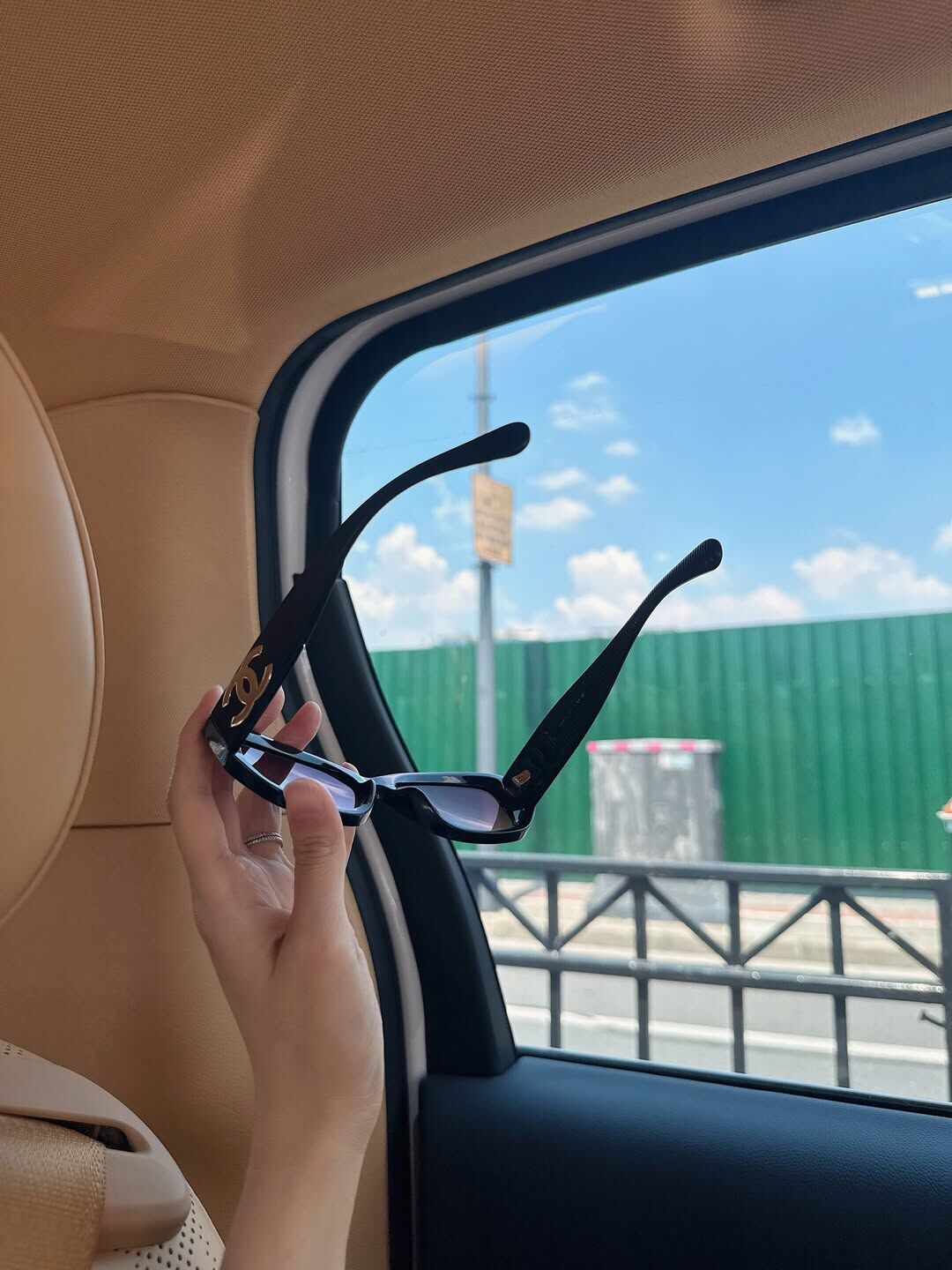 ▲▼愷樂自拍被抓包「車窗歪掉」親曝真相。（圖／翻攝自Instagram／butterfly092288）