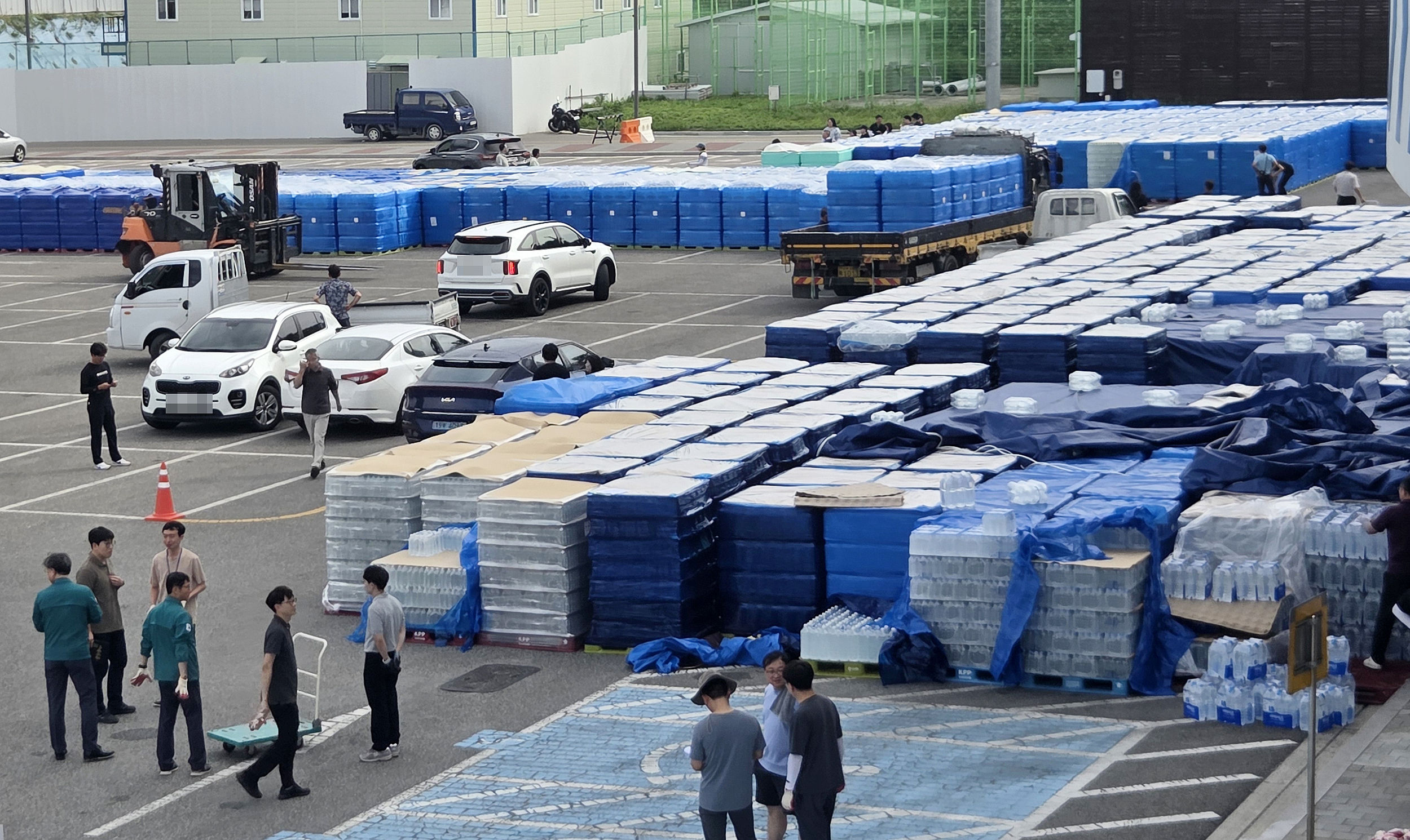 ▲▼南韓江原道江陵市嚴重旱災，政府向幼兒園、學校、養老機構發放飲用水。（圖／VCG）