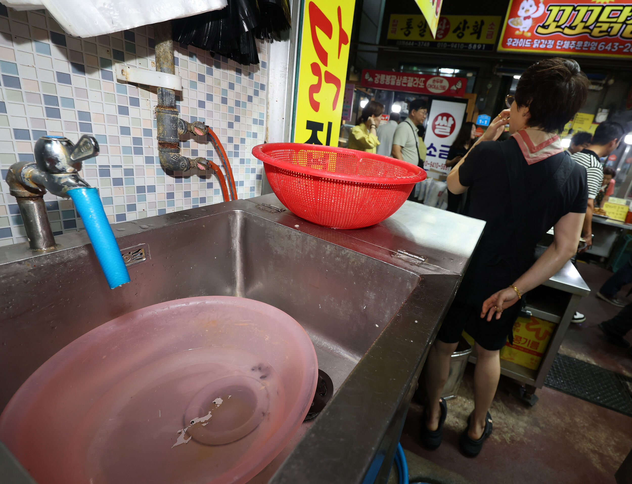 ▲▼南韓江原道江陵市因嚴重乾旱而限水，導致中央市場某炸雞店的水管被關閉。（圖／VCG）