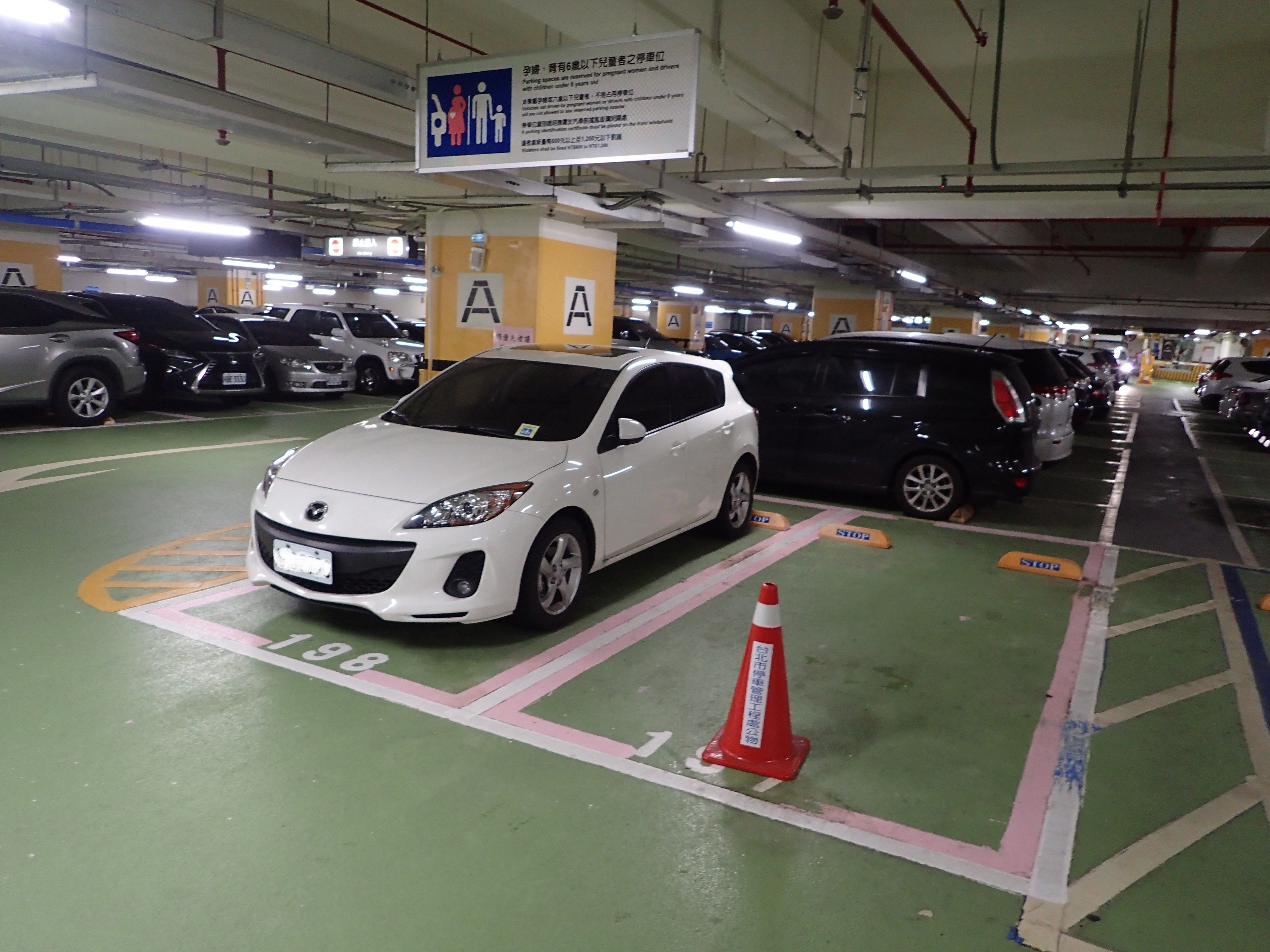 ▲專用停車格會有粉紅色的內框。（圖／台北市停車管理工程處提供）