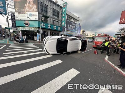 沒在看路？46歲女駕駛直直追撞「瞬間翻車」　嚇壞目擊者