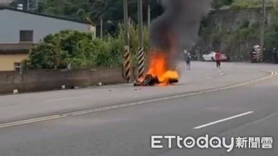 重機起火畫面曝！騎士台3線獅潭段疑過彎失控　打滑自摔衝對向