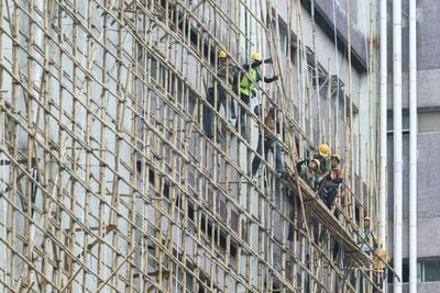 香港房市慘　建築工失業轉做清潔：等外勞休息才能開工