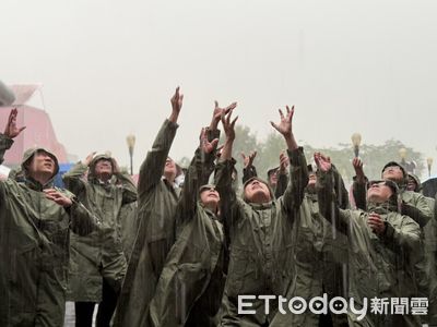 神木下婚禮拋繡球下大雨 單身男性穿雨衣拚搶