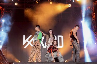 韓團KARD隔7年登台開唱! 霸氣脫衣放送「結實粗肌」粉嗨炸