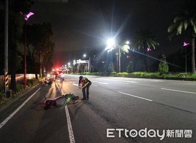 屏東女騎士撞上倒地機車　起身赫見1女躺路面...送醫命危