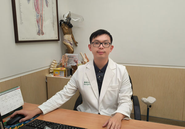 ▲▼鄭傑元醫師指出，年齡只是高風險之一，任何年齡層都有可能發生五十肩。（圖／恩主公醫院提供）