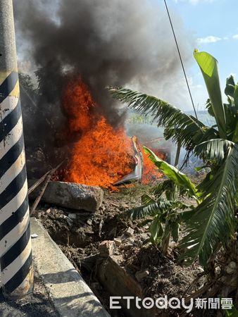 ▲台南後壁區南85線往八掌二橋路段，下午發生自小客車自撞起火事故，消防人員到場灌救。（民眾提供）