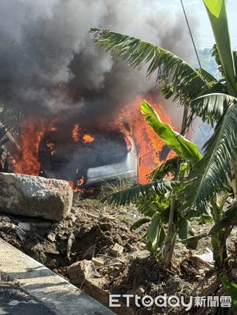 ▲台南後壁區南85線往八掌二橋路段，下午發生自小客車自撞起火事故，消防人員到場灌救。（民眾提供）