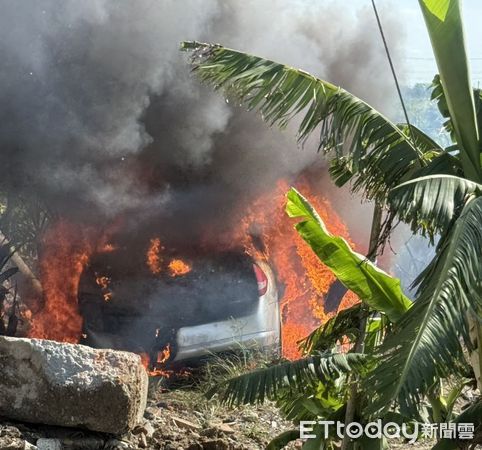 ▲台南後壁區南85線往八掌二橋路段，下午發生自小客車自撞起火事故，消防人員到場灌救。（民眾提供）