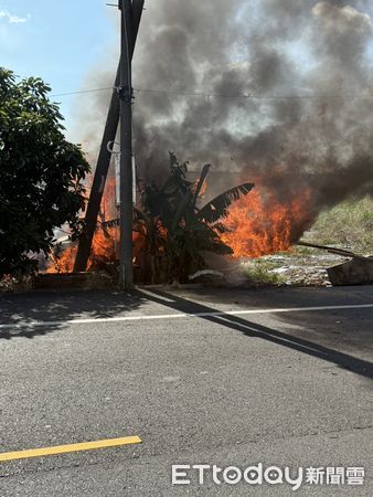 ▲台南後壁區南85線往八掌二橋路段，下午發生自小客車自撞起火事故，消防人員到場灌救。（民眾提供）