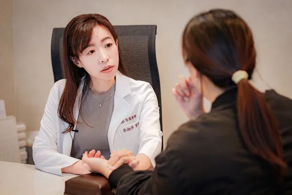 ▲▼李湘萍醫師說明，哺乳方式沒有標準答案。依醫囑與家庭現況，選擇全母乳、混合餵養或配方奶，只要寶寶健康、媽媽安穩，就是對的選擇。（圖／宜蘊醫療提供）