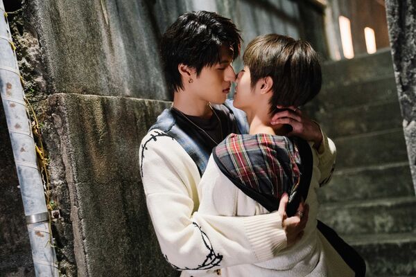 ▲成晞（左）與王君豪多場吻戲親得火熱，令觀眾直呼好害羞。（圖／《秘密關係Secret Lover》製作單位提供）