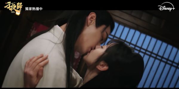 ▲許凱、田曦薇「陰濕吻」。（圖／翻攝自YouTube／Disney Plus TW）